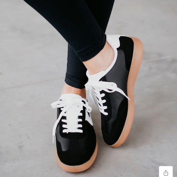 La Sheelah Modern White Stripe Detail Sneaker Size 9 Black Lace Up Round Toe - Picture 3 of 12